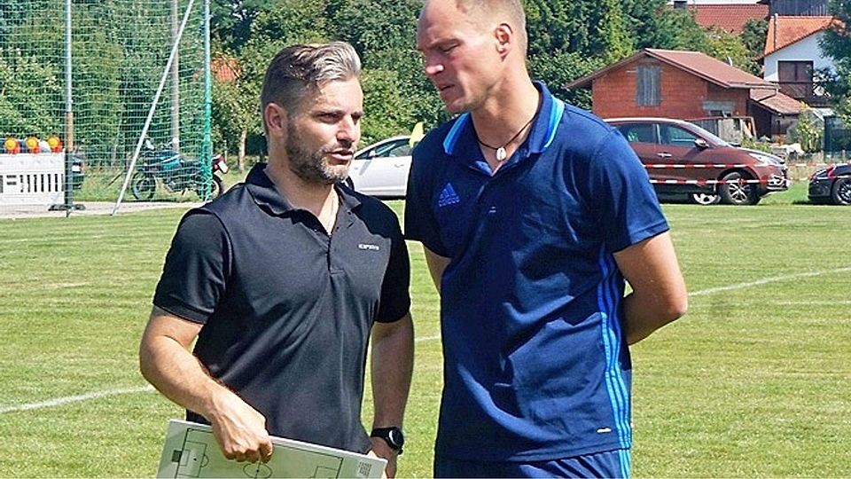 René Finke (links) zieht sich freiwillig als Trainer des SV Schwabegg zurück. Für ihn rückt der bisherige Co-Trainer Michael Hanwalter (rechts) nach.  Foto: Reinhold Radloff
