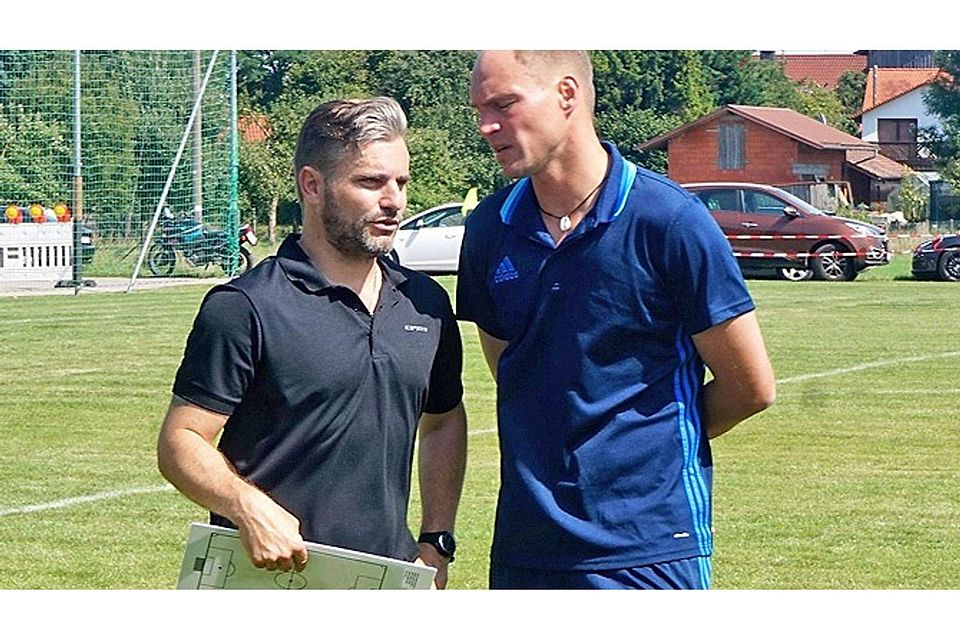 René Finke (links) zieht sich freiwillig als Trainer des SV Schwabegg zurück. Für ihn rückt der bisherige Co-Trainer Michael Hanwalter (rechts) nach.  Foto: Reinhold Radloff