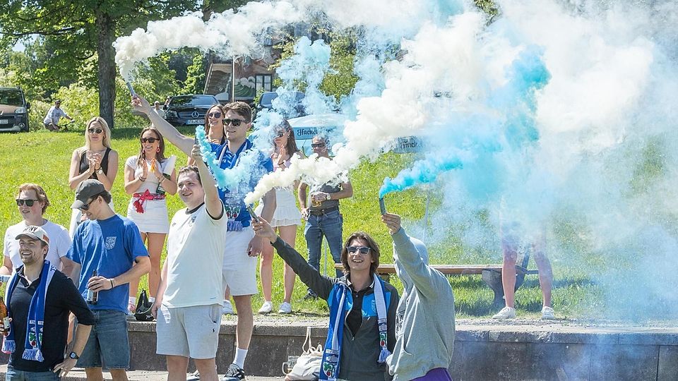 Die Anhänger des TSV Feldafing feierten im letzten Heimspiel noch einmal ihr Team, das die Meisterschaft bereits letzte Woche klargemacht hatte.