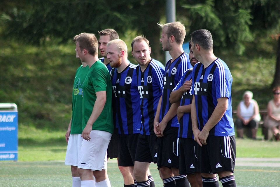 Die Spieler der SG Wambach/Bärstadt (blaue Trikots) haben sich in der A-Liga etabliert. Archivfoto: Leichtfuß