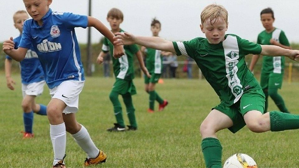 Hat den Torriecher: Theo Hennig (r.) erzielte gegen Hansa Rostock gleich die ersten beiden Turniertore. Am Ende wurde er mit neun Treffern als bester Torschütze ausgezeichnet.  ©MOZ