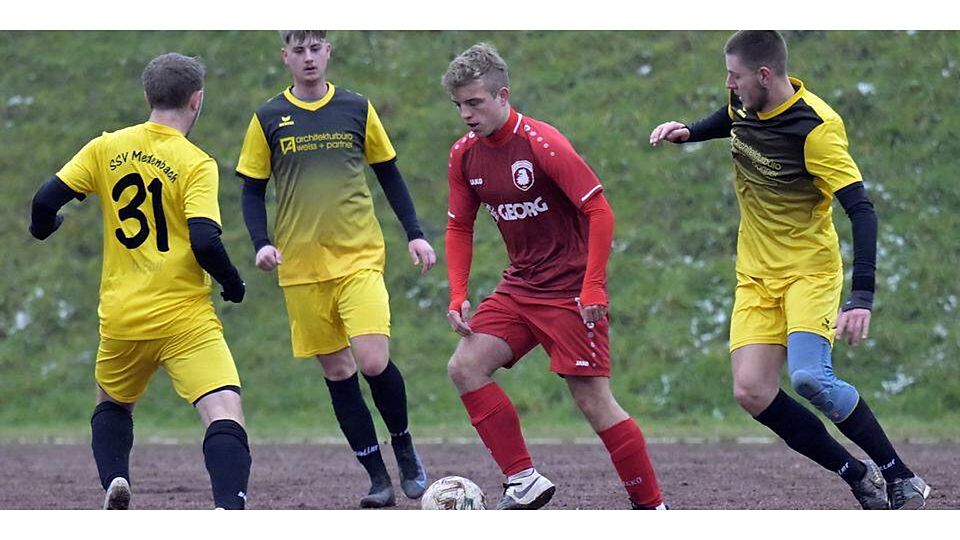  Langsam wird es für Luke Pascal Benner (am Ball) und die SSG Breitscheid eng. In dieser Szene wird er von den Medenbachern (v. l.) Wilhelm Scharf, Louis Sahm und Noah Rumpf gestellt. (© Henrik Schneider) 