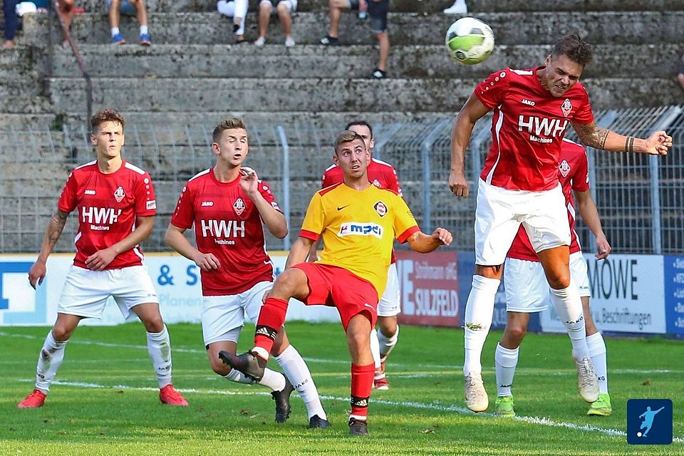 Eppingen (rot) startet gegen Weinheim in den Pokal.