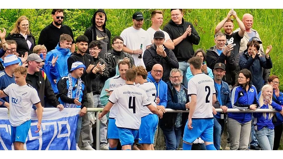 Lassen sich von ihren Fans feiern: die Spieler des zukünftigen Fußball-Gruppenligisten RSV Büblingshausen. © PeB