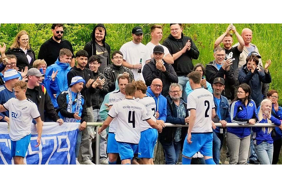 Lassen sich von ihren Fans feiern: die Spieler des zukünftigen Fußball-Gruppenligisten RSV Büblingshausen. © PeB