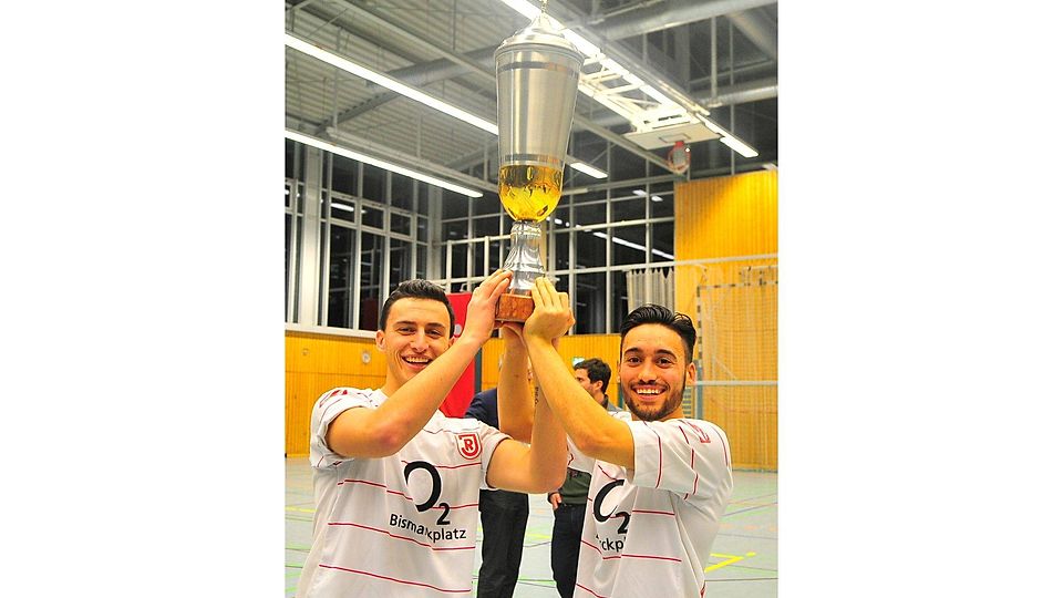 Der SSV Jahn konnte am Ende den Pokal in die Höhe stemmen. F: Günter Staudinger