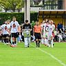 Der Moment des Einlaufens: Die Teams, der Schiedsrichter sowie Furkan Almazoglu mit einem Bild seines Bruders betreten den Rasen zu Ehren von Fevzi.
