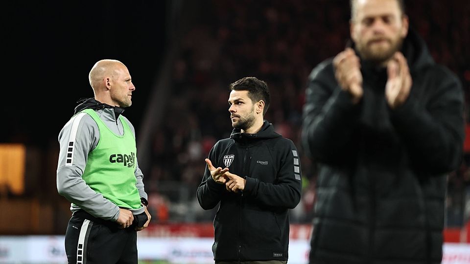 Schweinfurts Cheftrainer Victor Kleinhenz (Mitte) im Gespräch mit seinem Assistenten Michael Gehret im Anschluss an die 1:2-Niederlage in Essen.
