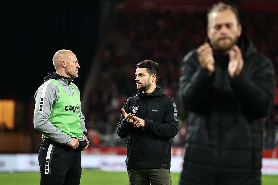 Schweinfurts Cheftrainer Victor Kleinhenz (Mitte) im Gespräch mit seinem Assistenten Michael Gehret im Anschluss an die 1:2-Niederlage in Essen. Schweinfurts Cheftrainer Victor Kleinhenz (Mitte) im Gespräch mit seinem Assistenten Michael Gehret im Anschluss an die 1:2-Niederlage in Essen.