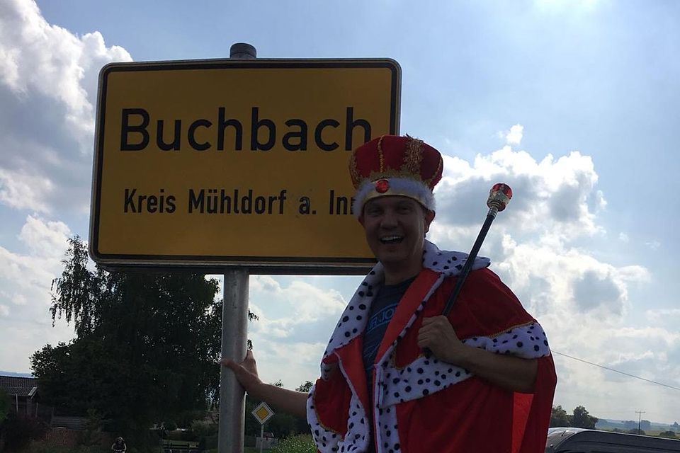 Torsten „Torte“ Buchbach wurde für seinen Junggesellenabschied als König verkleidet.