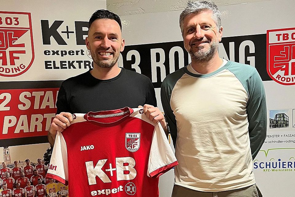 Martin Vesenjak (links) bleibt dem TB 03 Roding erhalten – sehr zur Freude des sportlichen Leiters Christian Fleischmann.