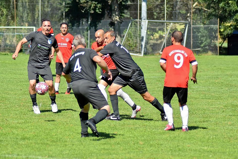 Der BVTA Fürstenfeldbruck (in Rot) im Spiel gegen den ASV Biburg (in Schwarz).