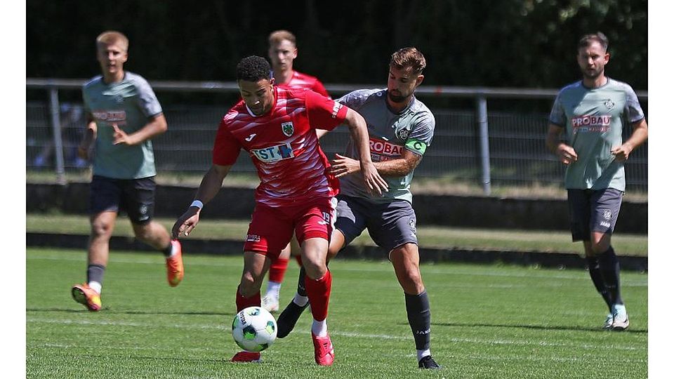 Malik Yerima (rotes Trikot), hier im Duell mit Ludwigshafen-Kapitän Riccardo Antonaci, feierte mit der Wormatia einen optimalen Testspiel-Auftakt.	Foto: Christine Dirigo/pakalski-press