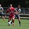Malik Yerima (rotes Trikot), hier im Duell mit Ludwigshafen-Kapitän Riccardo Antonaci, feierte mit der Wormatia einen optimalen Testspiel-Auftakt.	Foto: Christine Dirigo/pakalski-press