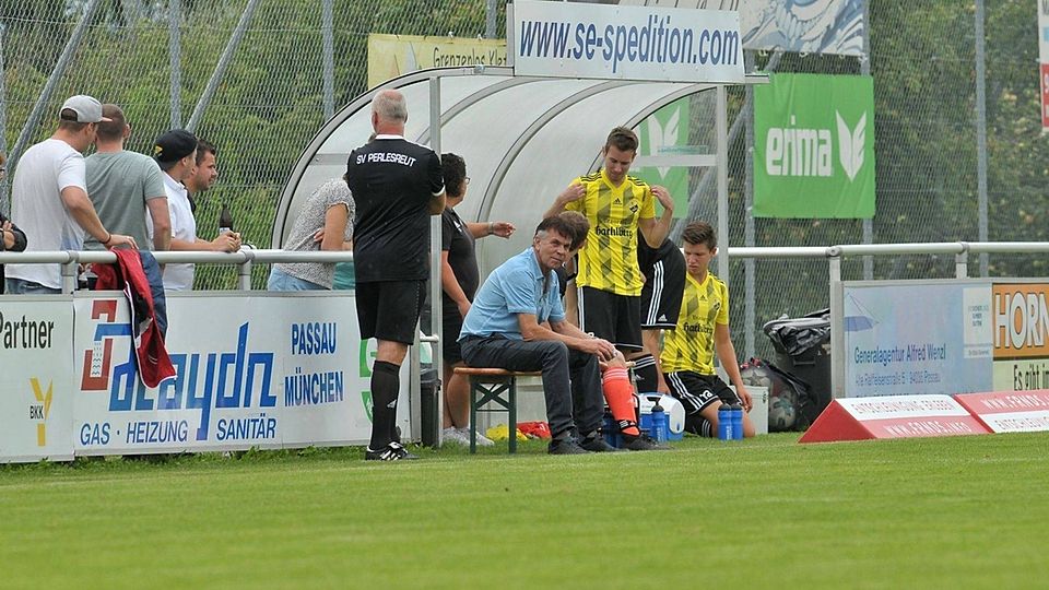 Franz Hackl (im hellblauen Hemd) hilft dem SV Perlesreut momentan aus 