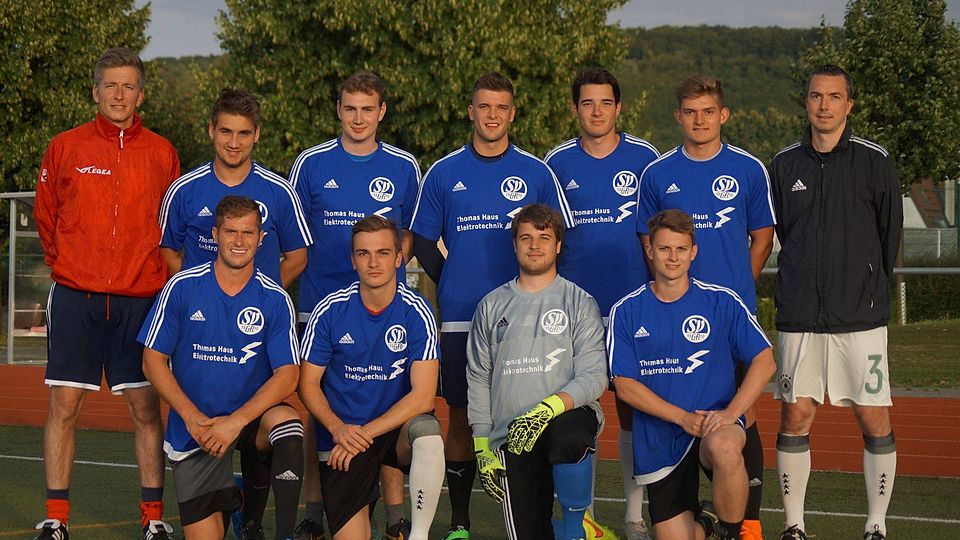 Die SV Gau-Algesheim und ihre Neuzugänge:  Co-Trainer Thomas Schmitt, Jannis Stavridis, Dirk Schweickard, Thorsten Leinberger Max Steffes, Nicklas Imig und Trainer Thomas Klöckner (stehend, von links nach rechts) sowie Sebastian Zahn, Patrick Schön, Björn Allgeyer und Alexander Chylinski (alle kniend, von links nach rechts). Es fehlen Kai Schmidt, Arno Lemke, Niklas Weidmann, Florian Jilge, Moritz