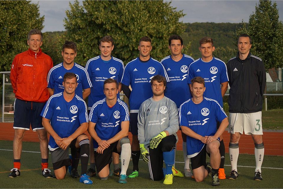 Die SV Gau-Algesheim und ihre Neuzugänge:  Co-Trainer Thomas Schmitt, Jannis Stavridis, Dirk Schweickard, Thorsten Leinberger Max Steffes, Nicklas Imig und Trainer Thomas Klöckner (stehend, von links nach rechts) sowie Sebastian Zahn, Patrick Schön, Björn Allgeyer und Alexander Chylinski (alle kniend, von links nach rechts). Es fehlen Kai Schmidt, Arno Lemke, Niklas Weidmann, Florian Jilge, Moritz