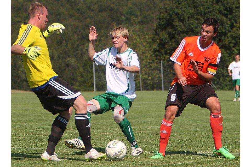 Keiner will den Ball: Im Hinspiel trennten sich der TSV Gussenstadt (orange) und der SV Bissingen brüderlich 1:1. Foto: Rudi Weber (HZ)