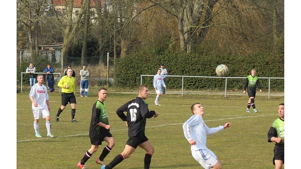 Burg II (in weiß) mit wohl letzter Chance auf den Klassenerhalt beim Gastspiel in LoburgF: Michael Klocke