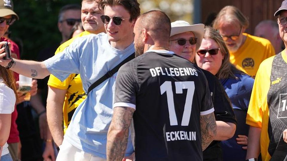 Die Chance auf ein Selfie mit dem ehemaligen Lilien-Profi und heutigem MMA-Star Christian Eckerlin ließ sich dieser Fan beim letztjährigen Legendencup im Helmut-Schön-Sportpark nicht entgehen. (Archiv)