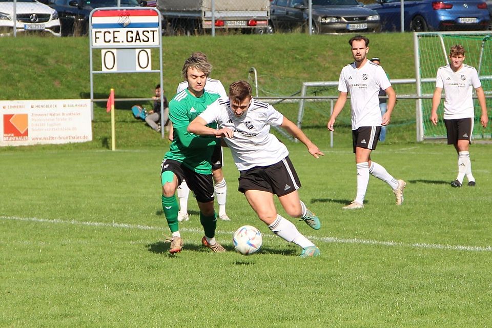 Der FC Egglham (in weiß) hat das Topspiel der Kreisklasse Pocking für sich entschieden.
