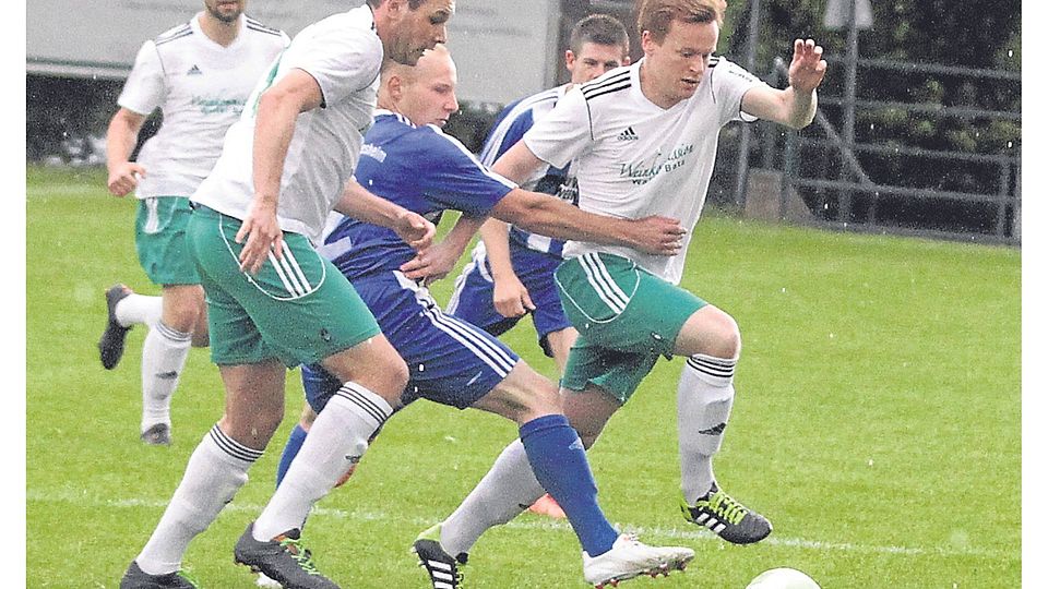 Lonsheims Bastian Kunstmüller greift nach dem Schornsheimer Patrick Hollerbach. Foto: photoagenten/Axel Schmitz