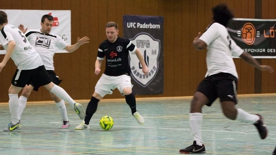 Auch sein Treffer reichte nicht zum Sieg: Aushilfscoach Dennis Hansmeier (r.) traf für den UFC Paderborn zum zwischenzeitlichen 5:3. Doch am Ende hieß es 5:5.