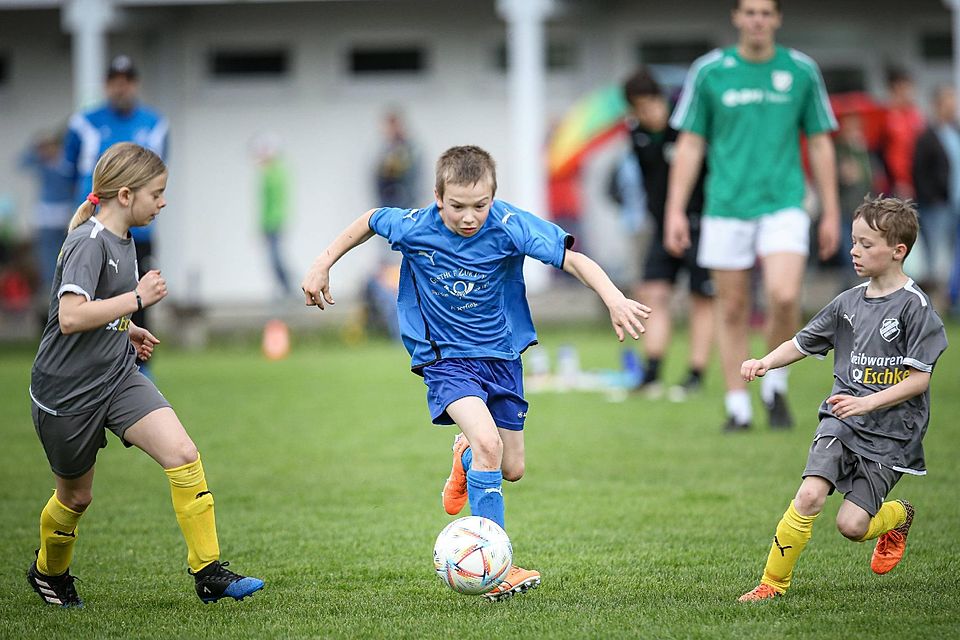 Geschickt am Ball ist auch dieser junge Eberfinger, derzwischen zwei Huglfingern durchflitzt.