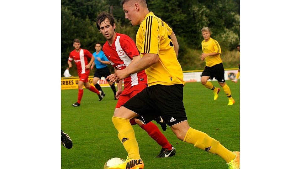 Gleichauf: Die Rüdesheimer (gelbe Trikots, hier mit Gerd Maier) boten der SG Meisenheim um Christoph Lawnik Paroli.	(Foto: Heidi Sturm)