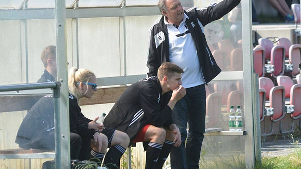 Gab gegen Dinkelsbühl letztmals Anweisungen auf der TSV-Bank: Trainer Reinhard Kindermann (rechts).  Foto: Peter Kleist