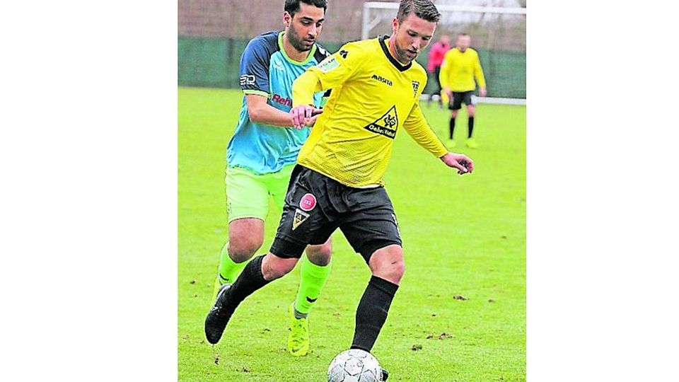 Marco Müller (vorne) behauptet den Ball vor Soufian Rami.