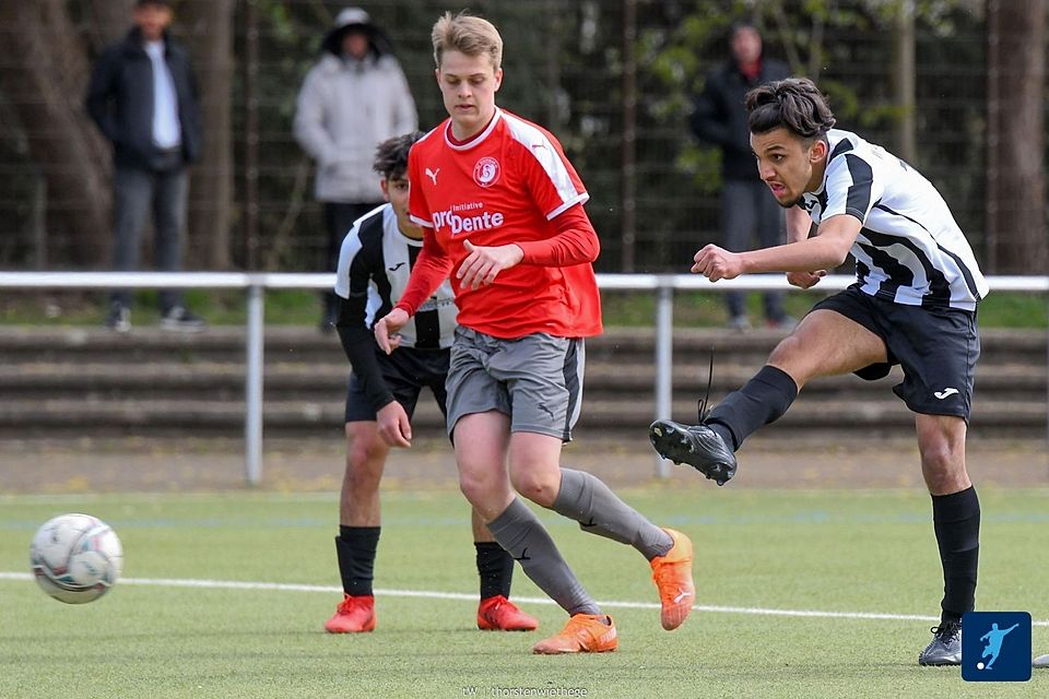 Die U19 der SG Wattenscheid 09 (in Schwarz-Weiß) feierte am Sonntag einen Last-Minute-Aufstieg.