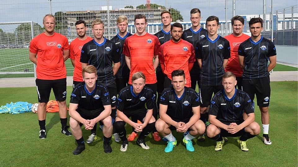 Trainer Christoph Müller (l.), Co-Trainer Christopher John (2.v.l.), Lukas Jostmann, Mateusz Szlenk, Julian Linnemann; Lasse Fischer-Riepe (M.v.l.), Sascha Meerbecker, Dominique Soethe, Ron Schallenberg, Dardan Karimani; Paul Nitsch (v.v.l.), Max Teipel, Jahir Memaj, Thomas Specht. Alexander Becker (M. 2.v.r.) ist Torwarttrainer. Alex Wall und Manfredas Ruzgis fehlen.