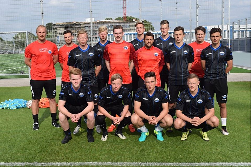 Trainer Christoph Müller (l.), Co-Trainer Christopher John (2.v.l.), Lukas Jostmann, Mateusz Szlenk, Julian Linnemann; Lasse Fischer-Riepe (M.v.l.), Sascha Meerbecker, Dominique Soethe, Ron Schallenberg, Dardan Karimani; Paul Nitsch (v.v.l.), Max Teipel, Jahir Memaj, Thomas Specht. Alexander Becker (M. 2.v.r.) ist Torwarttrainer. Alex Wall und Manfredas Ruzgis fehlen.