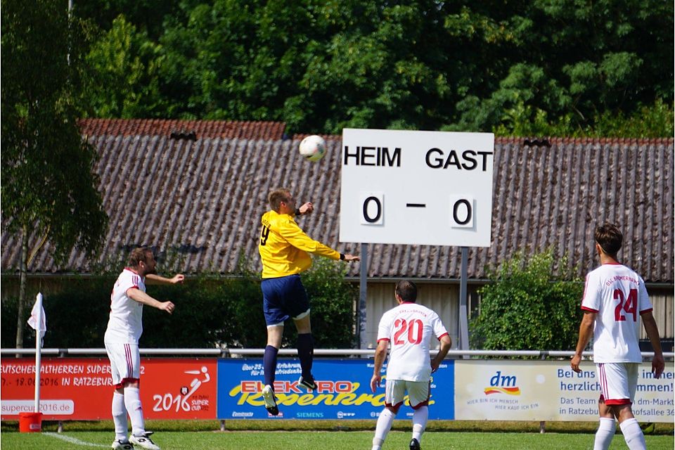 Der OSC Bremerhaven in den weißen Trikot kam gegen Barmbek-Uhlenhorst in der 25-minütigen Spielzeit nicht über ein 0:0 hinaus. Foto: Volker Schmidt