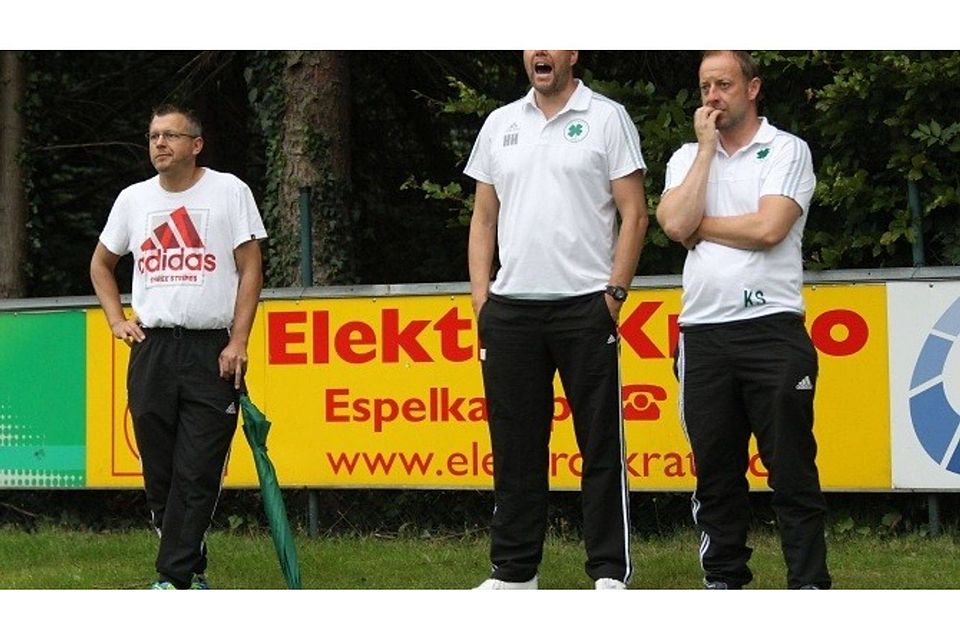 Genervt: Tengerns Trainer Holm Hebestreit (Mitte), umrahmt von Christian Meyer (l.) und Kai Sander, war mit der Leistung seines Teams in Isenstedt nicht zufrieden.