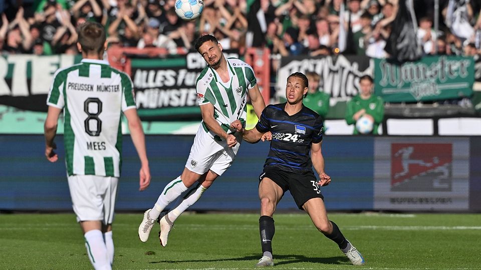 Da, als er gebraucht wurde: Sebastian Mrowca (M.) half im Endspurt der Saison, dass Preußen Münster der Klassenerhalt gelang.