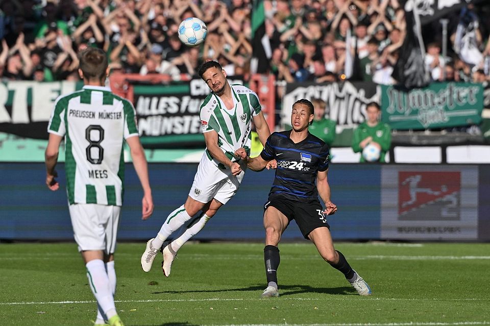 Da, als er gebraucht wurde: Sebastian Mrowca (M.) half im Endspurt der Saison, dass Preußen Münster der Klassenerhalt gelang.