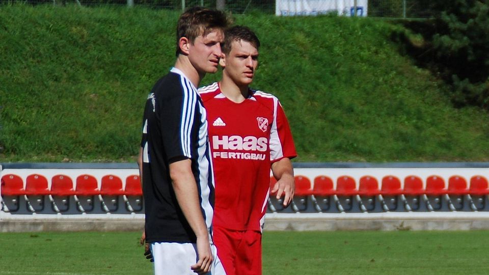 Stefan Schaumeier (links) beim Duell gegen die Reserve seines Ex-Vereins SV Erlbach F: Eisenacker