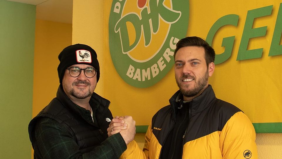 Sportchef Holger Denzler (links) freut sich darüber, dass Andi Baumer Trainer der DJK Don Bosco Bamberg bleibt.