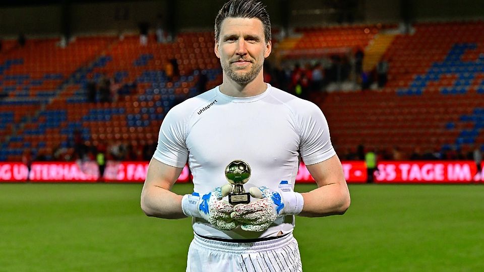 „Haching schaut hin“ präsentierte René Vollath in der vergangenen Saison mehrmals als „Spieler der Partie“. Jetzt hat der Keeper offenbar 15.000 Euro an das Sozialprojekt der SpVgg gespendet, um zum TSV 1860 wechseln zu können.