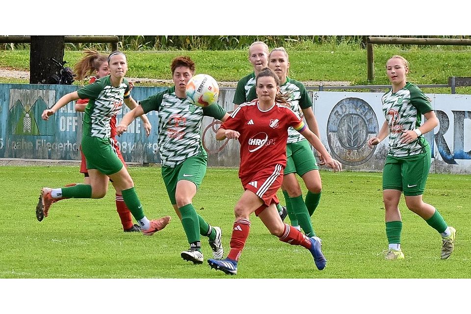 Johanna Draude von RW Überacker (in Rot) im Spiel gegen den SV Thenried.