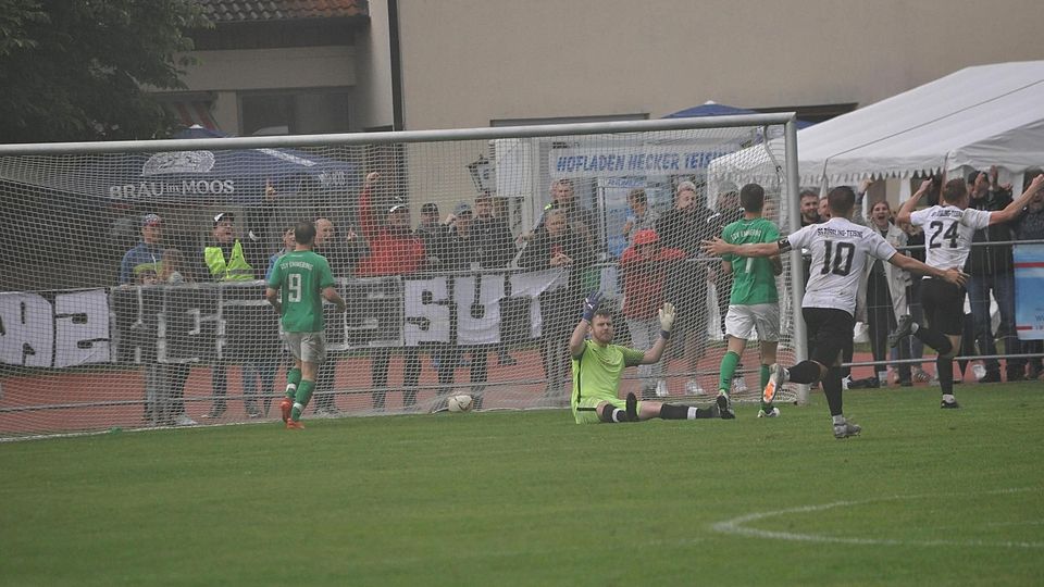 Frühe Vorentscheidung in der 52. Minute: Nach dem 4:1 durch Tüßlings (Nr. 24) Luca Steinbacher machte sich bei den Emmeringer Kreisliga-Kickern um (gelb) Keeper Andi Kleingütl, (grün, li.) Christoph Niedermaier und Florian Oeckl Resignation breit.