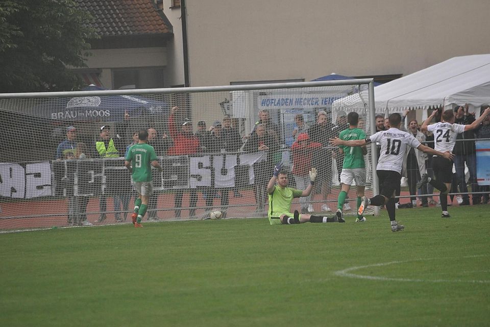 Frühe Vorentscheidung in der 52. Minute: Nach dem 4:1 durch Tüßlings (Nr. 24) Luca Steinbacher machte sich bei den Emmeringer Kreisliga-Kickern um (gelb) Keeper Andi Kleingütl, (grün, li.) Christoph Niedermaier und Florian Oeckl Resignation breit.
