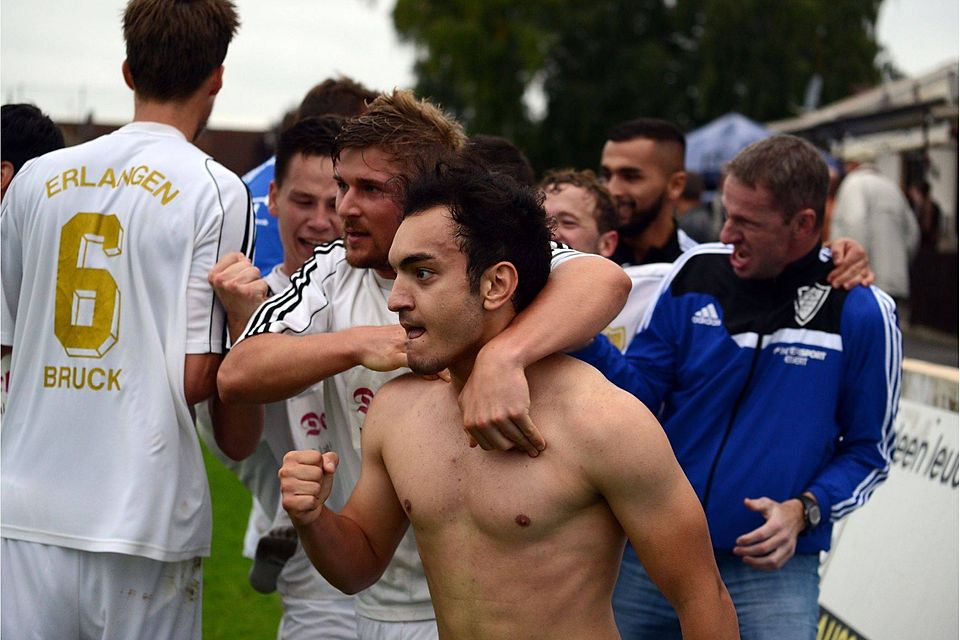 Mutlu Kilic (vorne) freut sich mit seinen Teamkollegen über den Last-Minute-Punkt gegen Tabellenführer Forchheim. Foto: Meier