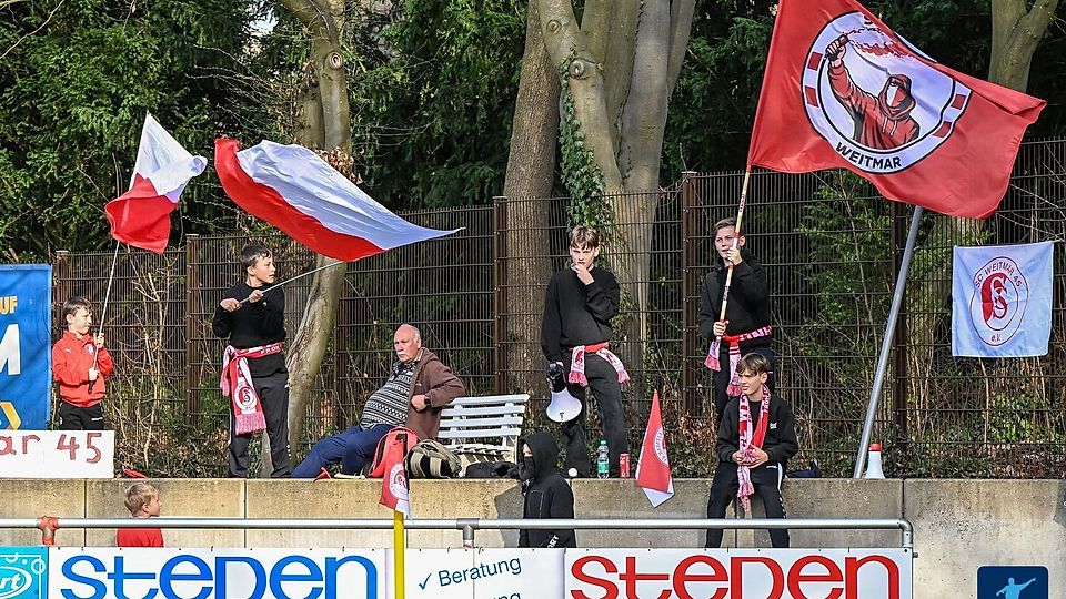 Egal ob jung oder alt: Die Fans des SC Weitmar durften einen 1:0 Sieg über TuS Heven bejubeln.