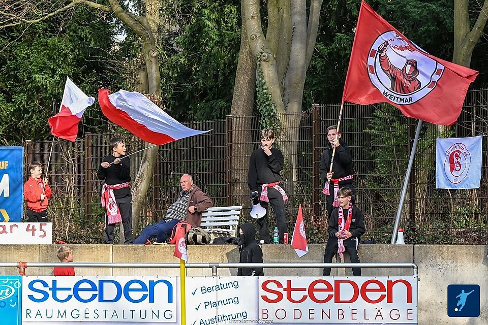 Egal ob jung oder alt: Die Fans des SC Weitmar durften einen 1:0 Sieg über TuS Heven bejubeln.