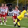 Die B-Junioren der Sportfreunde Siegen (weiße Trikots) unterlag knapp der U16 von Borussia Dortmund.