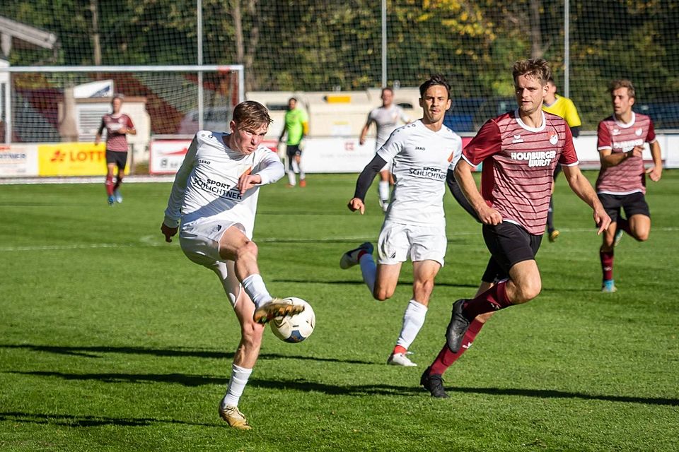 Alte Bekannte: Der FC Real Kreuth (weiß) und der SV Miesbach teilten sich den Platz schon in der Vorrunde zweimal. In beiden Spielen behielt der FC, hier mit Ludwig Hofbauer, die Führung auf dem Fuß. Jetzt treffen die Männer auch in der Meisterrunde zweimal aufeinander.