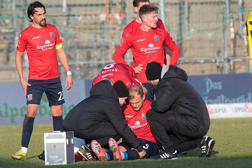 spvgg unterhaching, rot, gegen borussia dortmund 2, 18.01.2025 johannes geis verletzt raus foto: bro